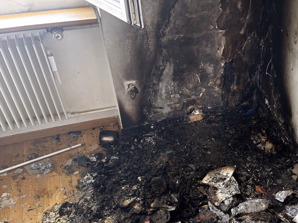 Feuerdrama in Wil: Zimmerbrand durch brennende Kerze verursacht!