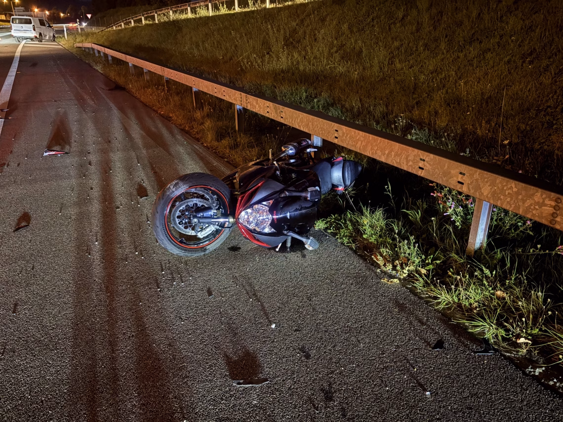 Fuchs verursacht Unfall auf A1: Motorradfahrer verletzt, Schaden über 10&#039;000 Franken