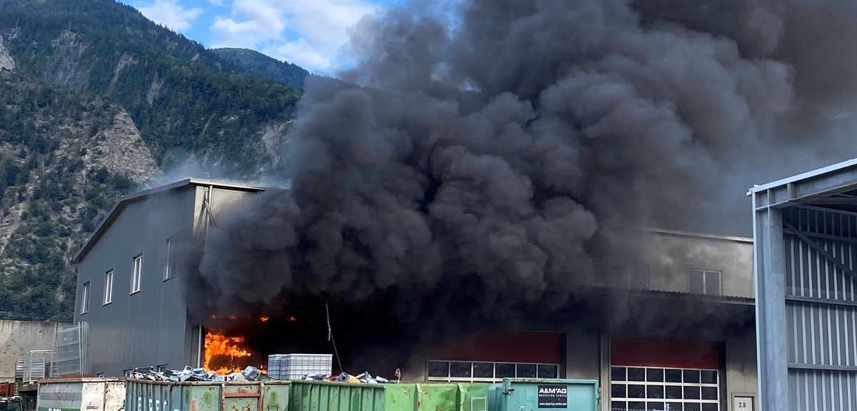 Großbrand auf Entsorgungsplatz in Trimmis – Feuerwehr rasch vor Ort!