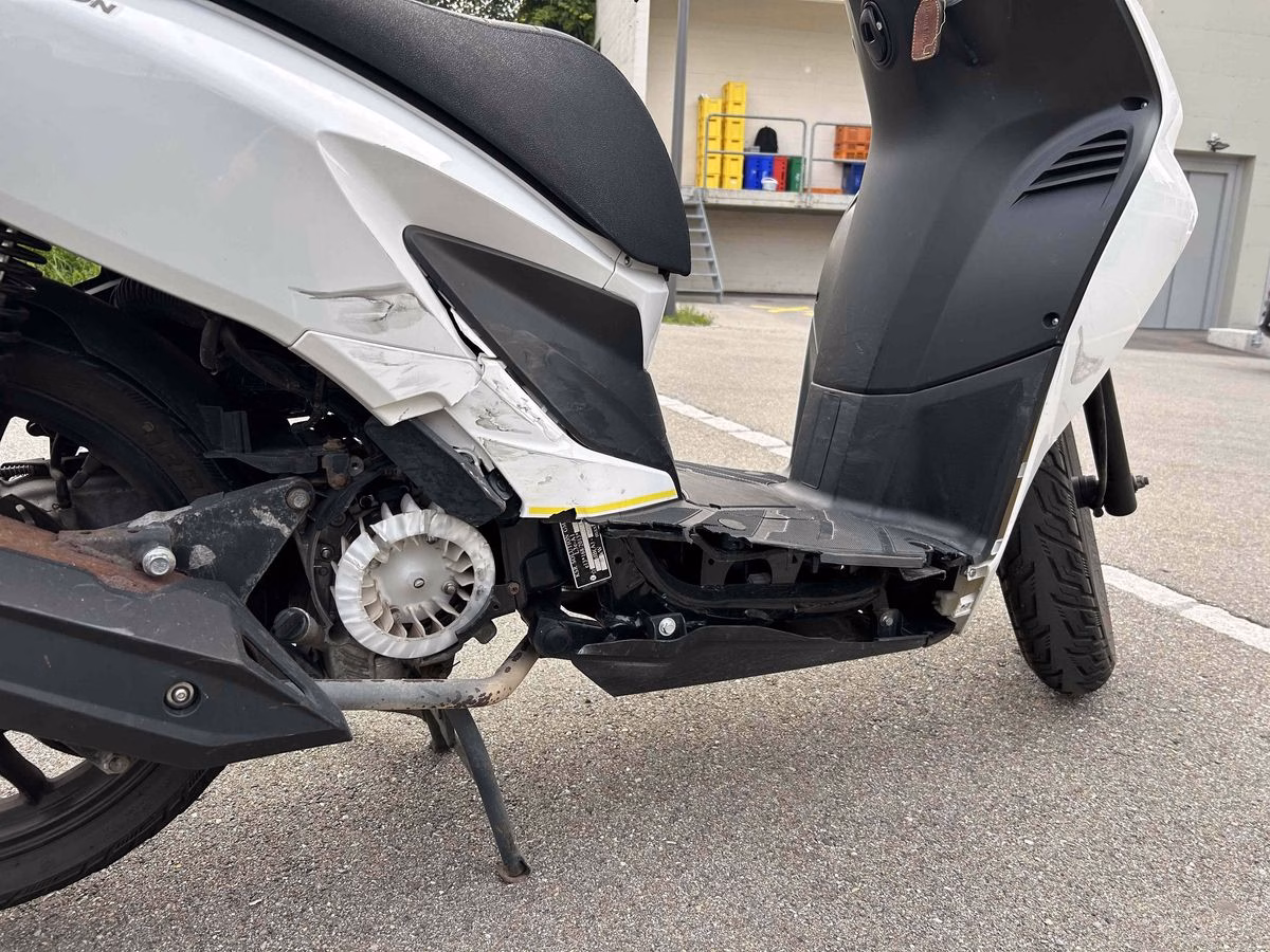 Kollision in Herisau: Autofahrer rammt Rollerfahrer ohne Verletzte!