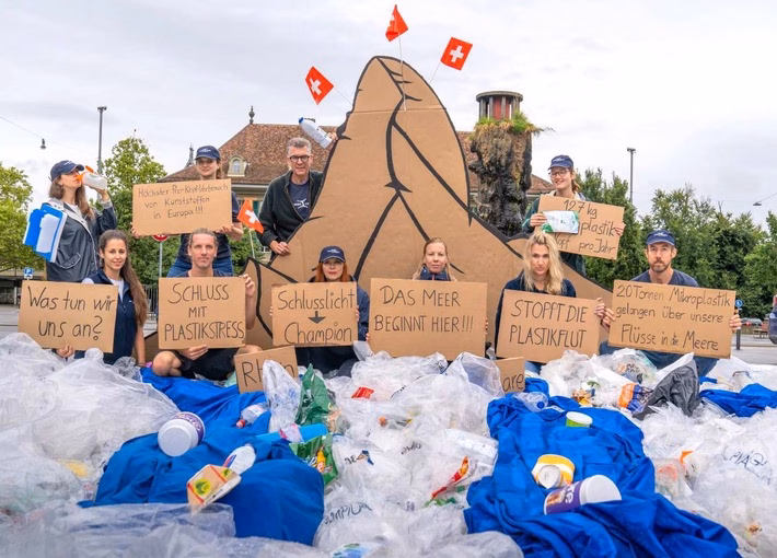 Kunstaktion in Bern: OceanCare kämpft gegen die Plastikflut!