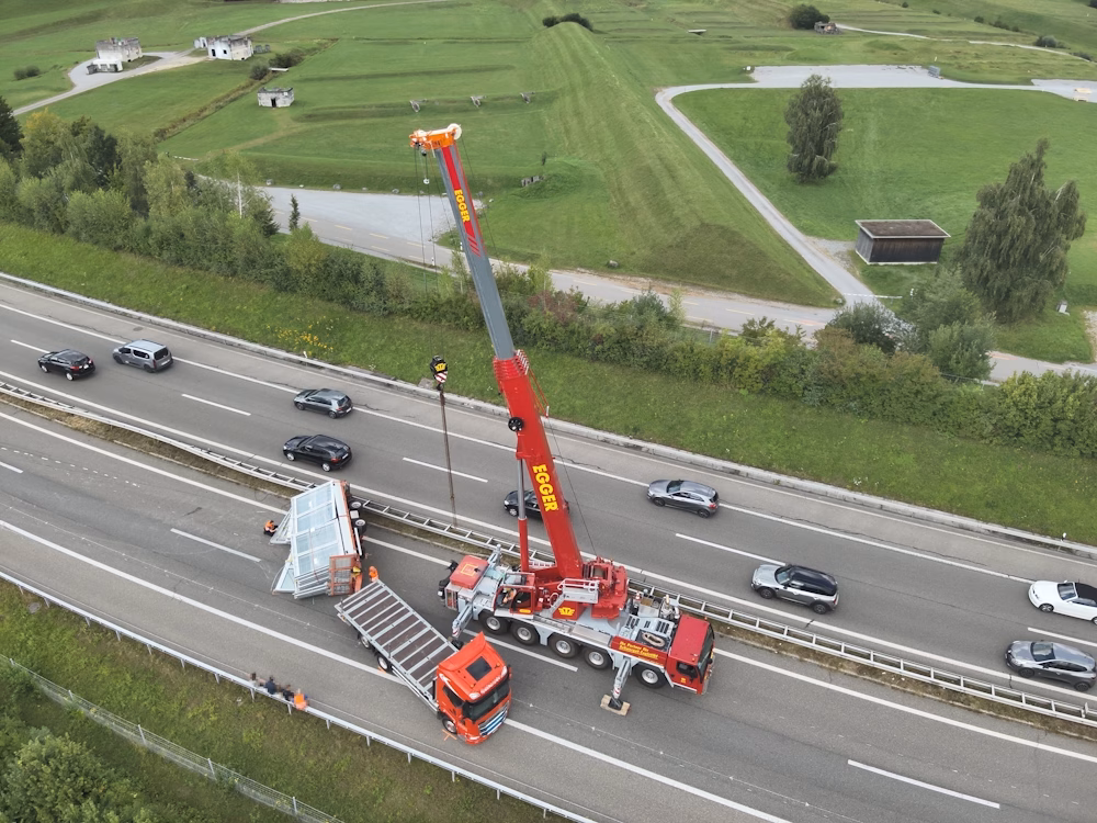 Lastwagen-Anhänger kippte auf A1: Vollsperrung und stundenlange Staus!
