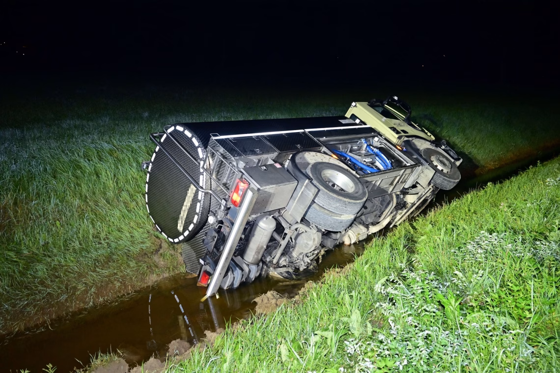 Milchtank-Lastwagen kippt ins Bachbett – Fahrer bleibt unverletzt!
