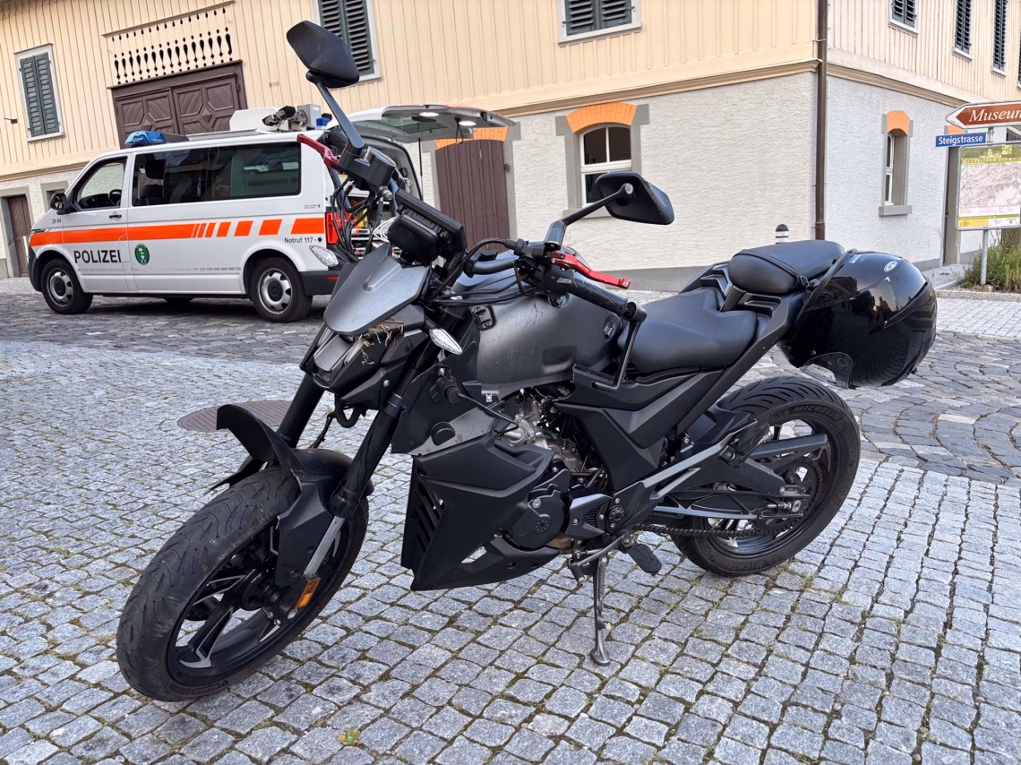 Motorrad-Unfall in Balgach: 17-Jähriger verletzt – Tausende Franken Schaden!