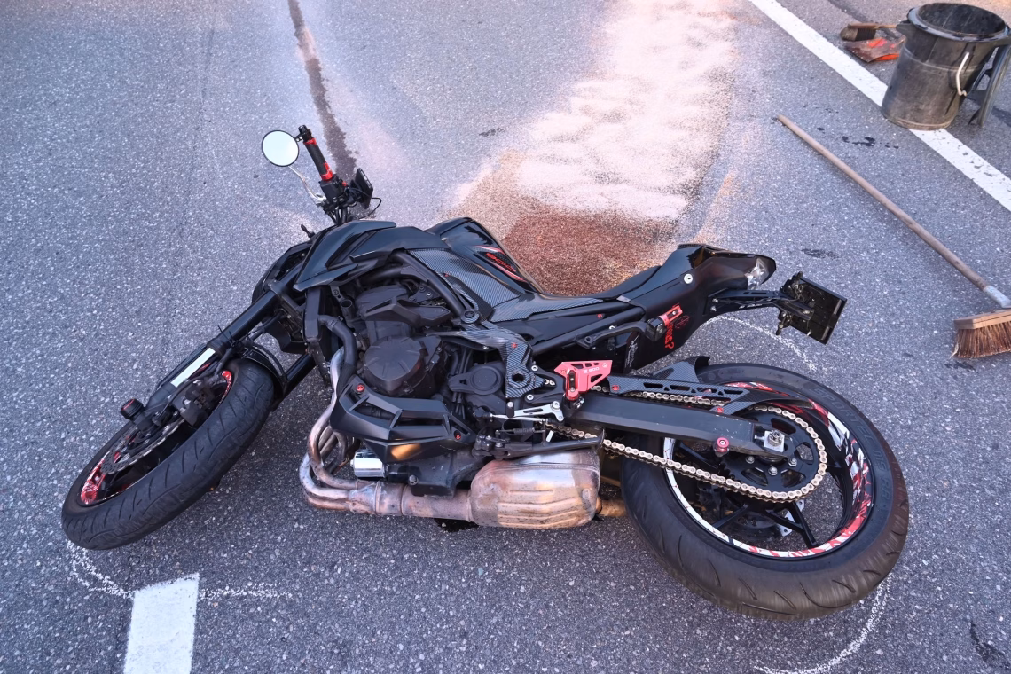 Motorrad-Unfall in Gams: 21-Jähriger nach Sturz im Krankenhaus