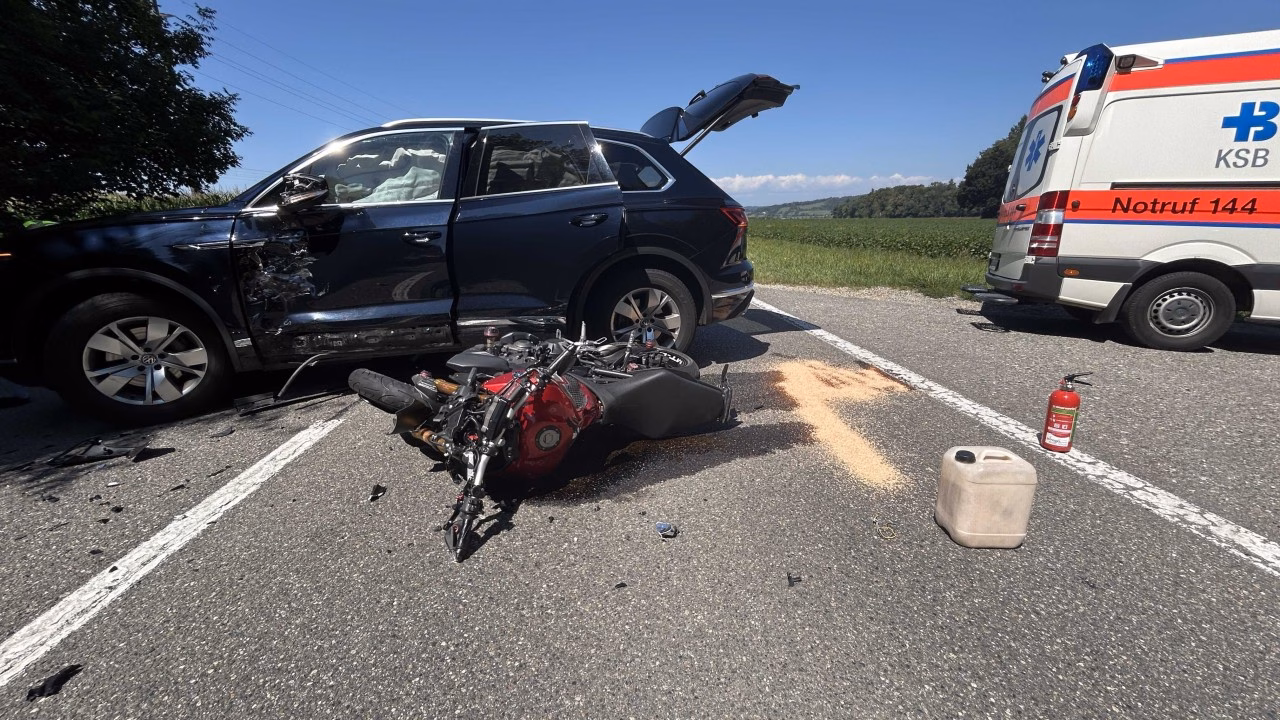 Motorradfahrer landet nach Crash auf Auto-Dach – Schock in Birr!