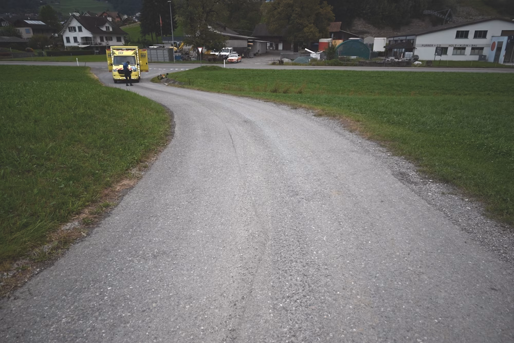 Schock! 18-Jähriger stürzt mit Velo in Bach – Rega im Einsatz!