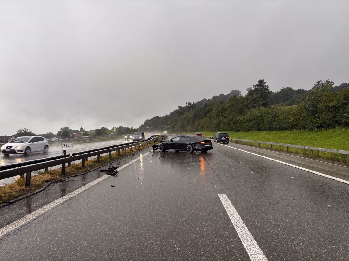 Schock auf der A1: Selbstunfall nach Aquaplaning bei Gossau!
