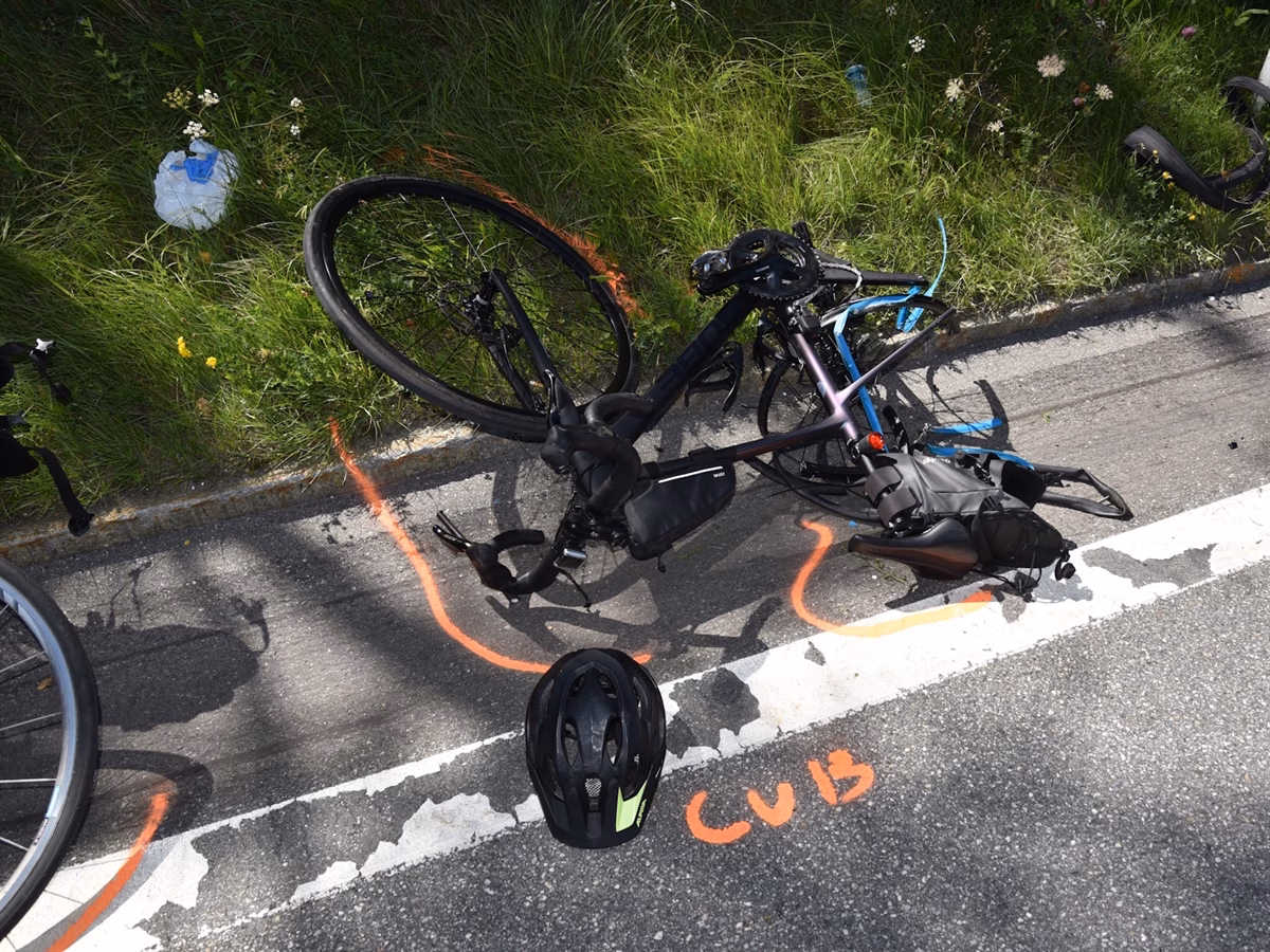 Schock auf der Hauptstraße: Autofahrer rammt Rennradfahrerinnen in Cazis!