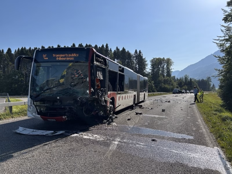 Schockierender Unfall: Auto kracht frontal in Bus – Fahrer verletzt!