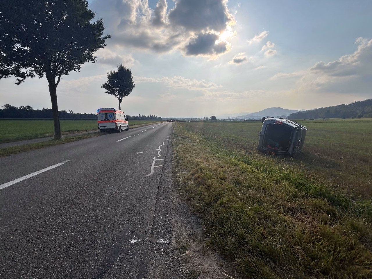 Schockunfall in Wildegg: Fahrzeug überschlägt sich - eine Person verletzt!
