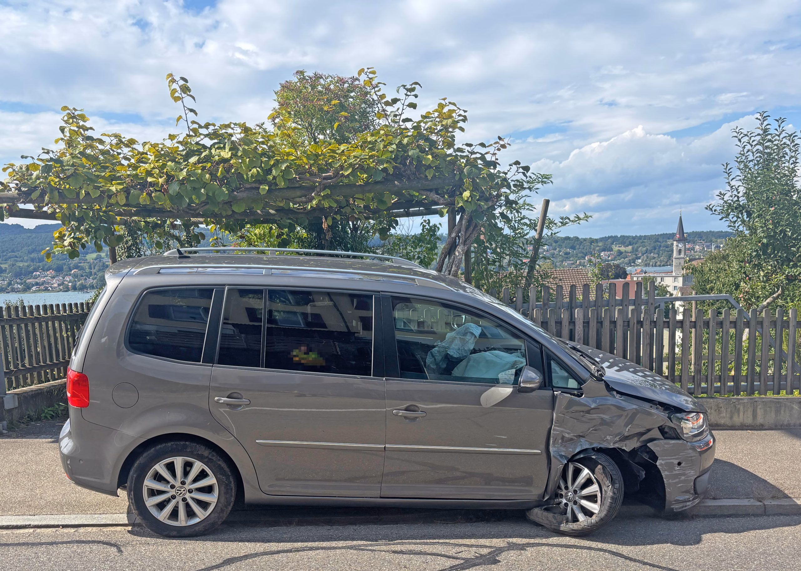 Sekundenschlaf führt zu schwerem Unfall in Steckborn – Fahrer verletzt!