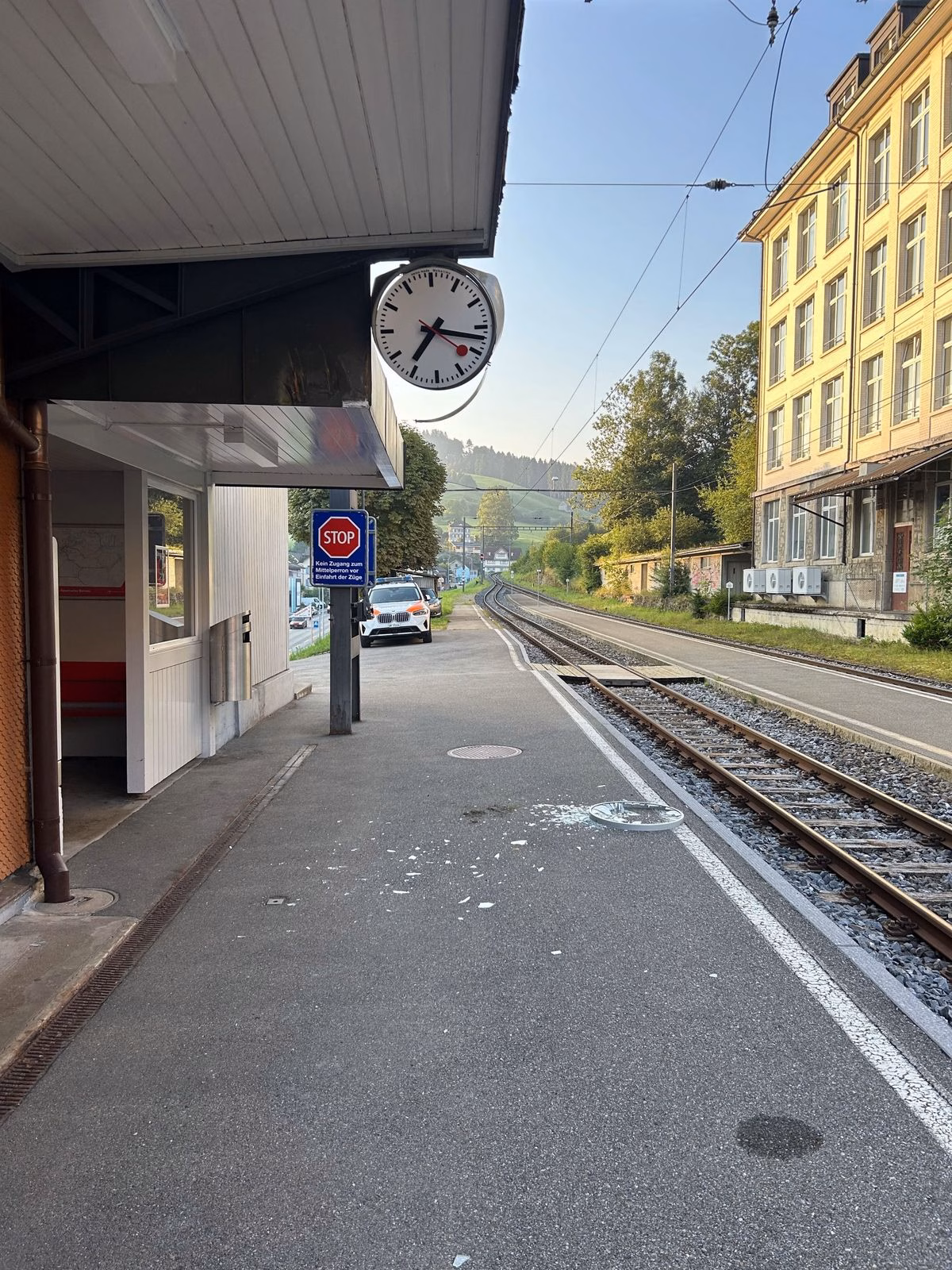 Selbstunfall am Bahnhof Wilen: Autofahrer nach Crash gefasst!