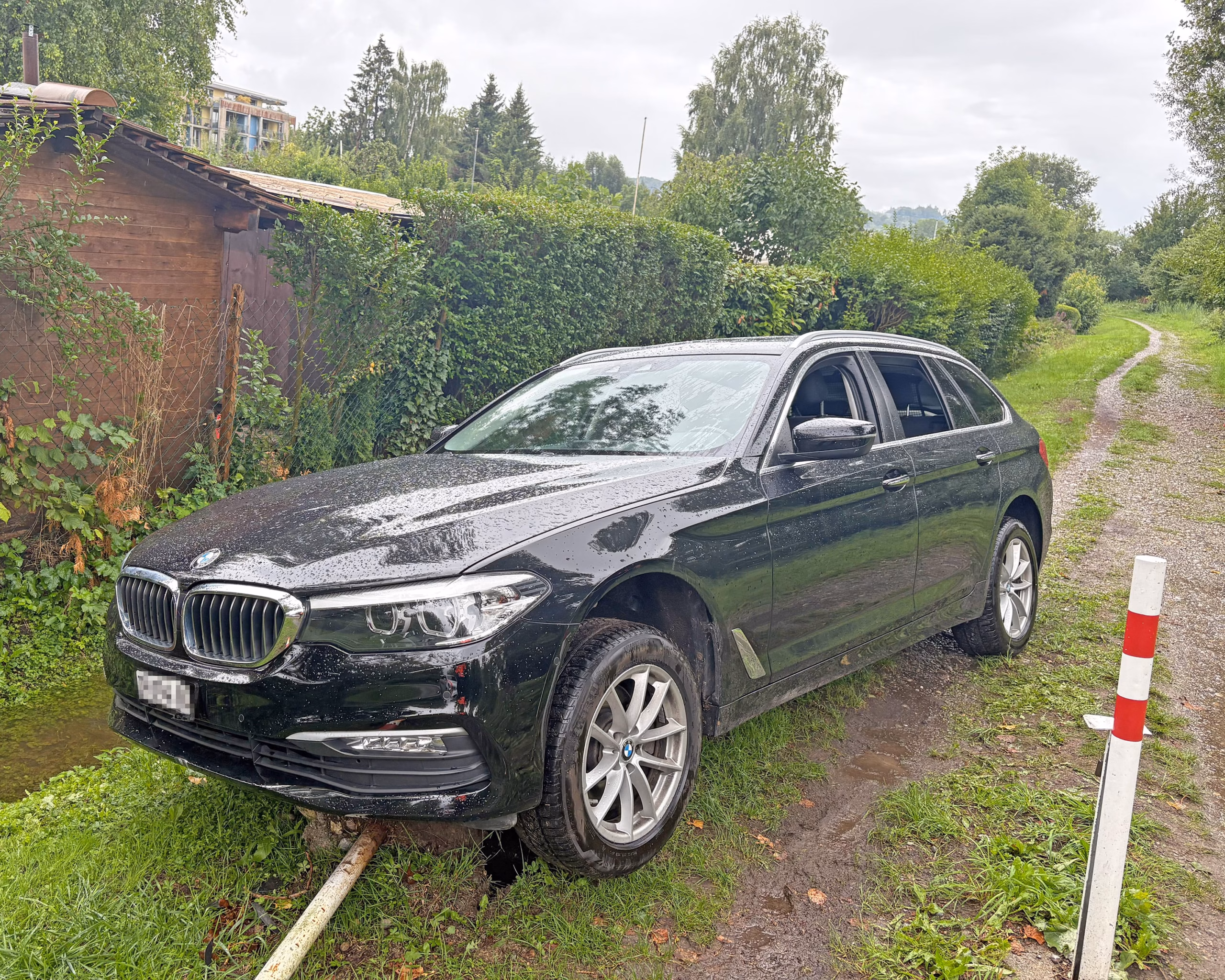 Selbstunfall mit gestohlenem Auto: Drei Verdächtige in Kreuzlingen gefasst!