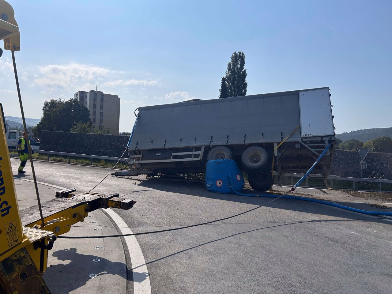 Traktor-Unfall in Mellingen: Anhänger kippt im Kreisverkehr um!
