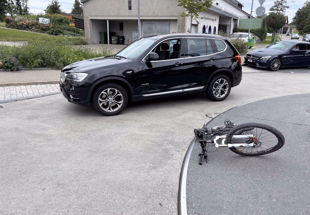 Unfall im Gemeindehaus-Kreisel: Velofahrerin verletzt!