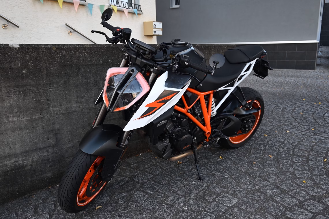 Verkehrsunfall in Uzwil: Motorradfahrer stürzt nach Kollision!