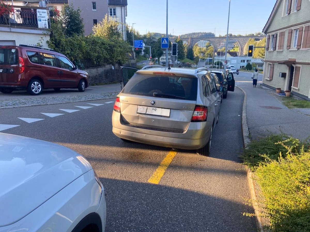 Vier-Auto-Unfall in Herisau: Zwei Verletzte nach Auffahrkollision!