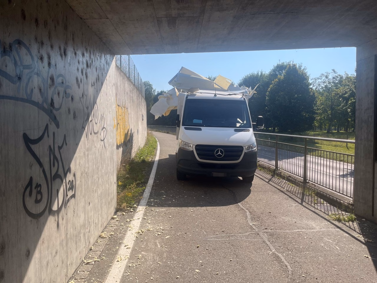 Zwei Brückenunfälle in Aargau: Fahrer ignorieren Höhenbeschränkung!