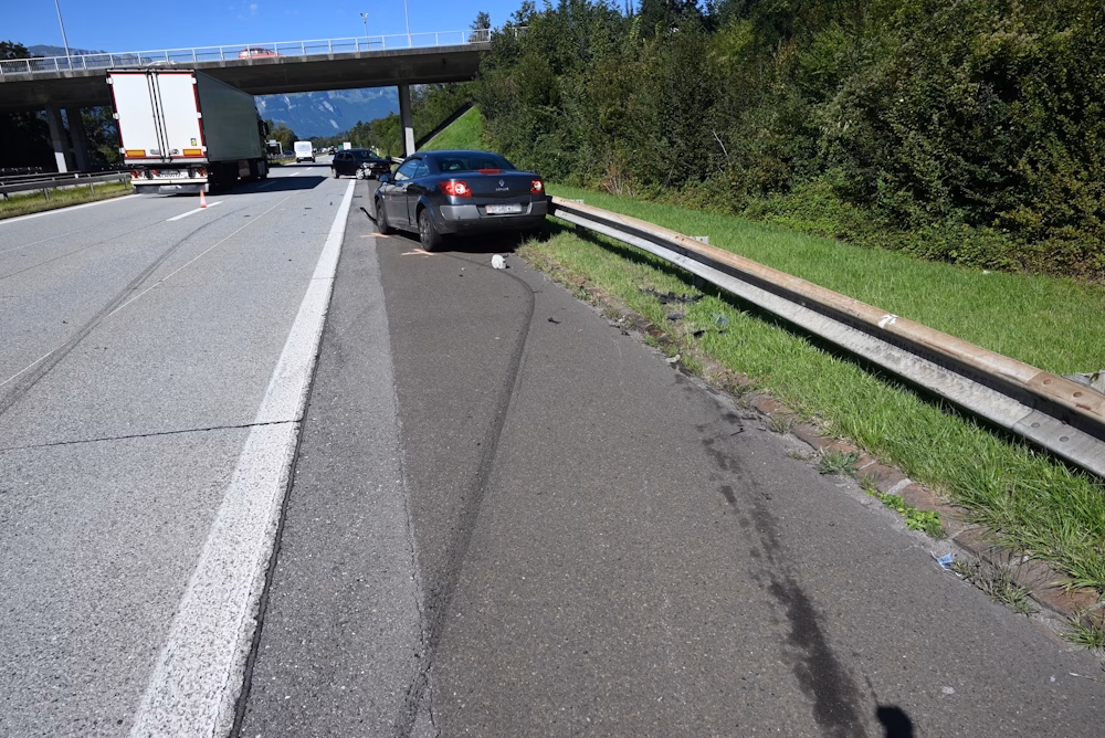 Auffahrunfall auf A13: Zwei Frauen verletzt und hohe Schäden!