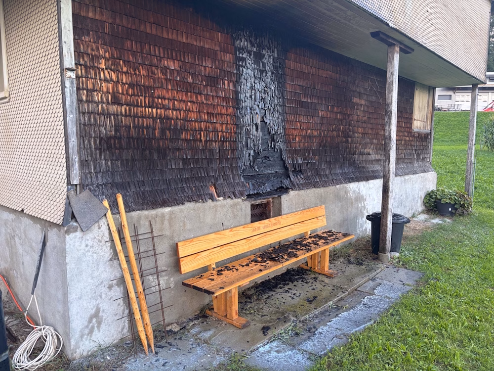 Brandstiftung am Chrummenacker: Feuerwehr löscht brennendes Haus!