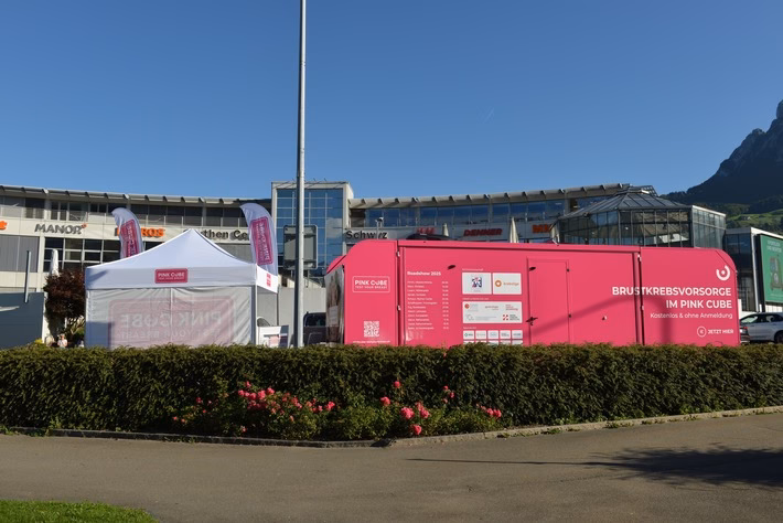 Brustkrebs-Prävention: PINK CUBE bringt Aufklärung nach Schwyz!