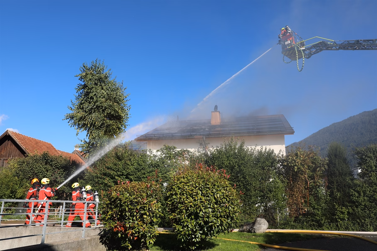 Dachbrand in Bonaduz: Feuerwehr kämpft gegen Flammen und Rauch!