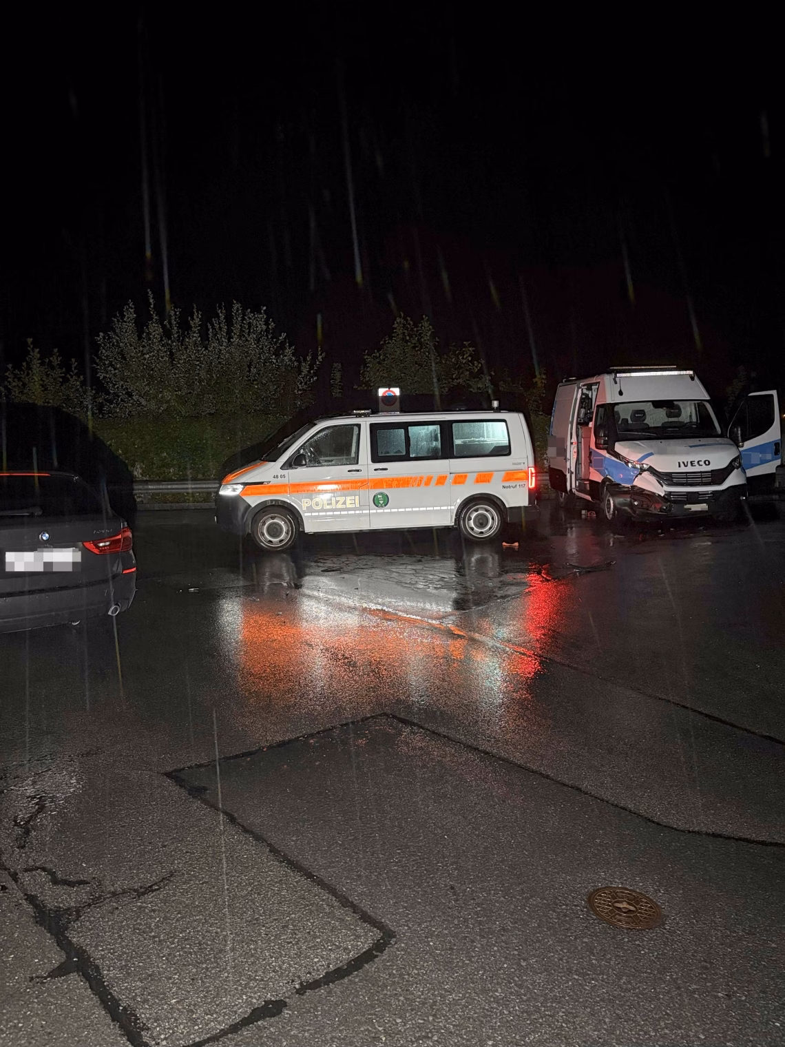 Drama in Richterswil: Autodiebe rammen Polizeiwagen und fliehen!