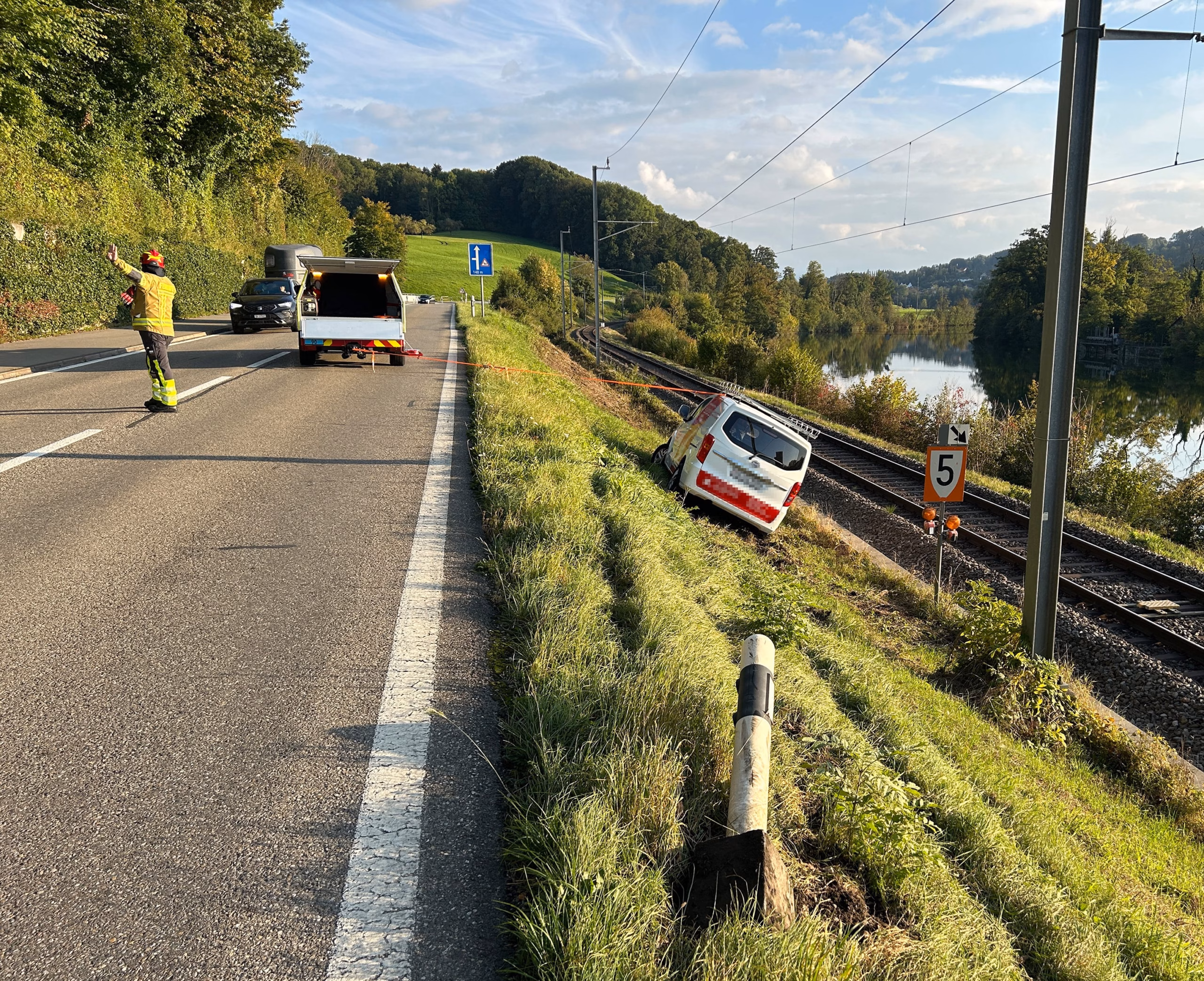 Dramatischer Unfall in Kradolf: Lieferwagen prallt von der Straße ab!