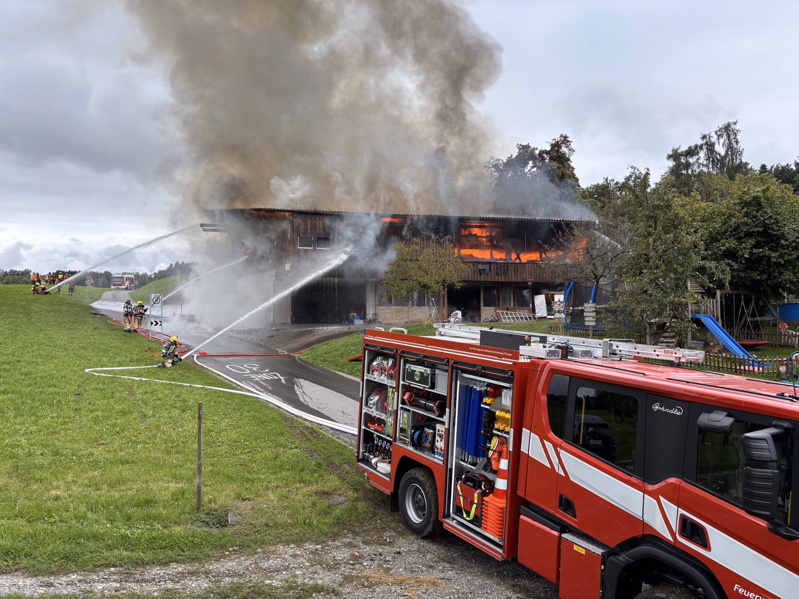 Feuer zerstört Ökonomiegebäude in Roggwil: Sachschaden in Millionenhöhe!
