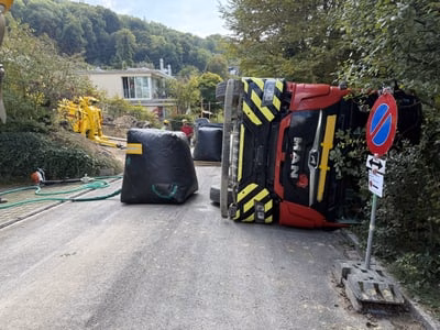 Lastwagen kippt in Riehen: Glück im Unglück für Chauffeur und Anwohner!