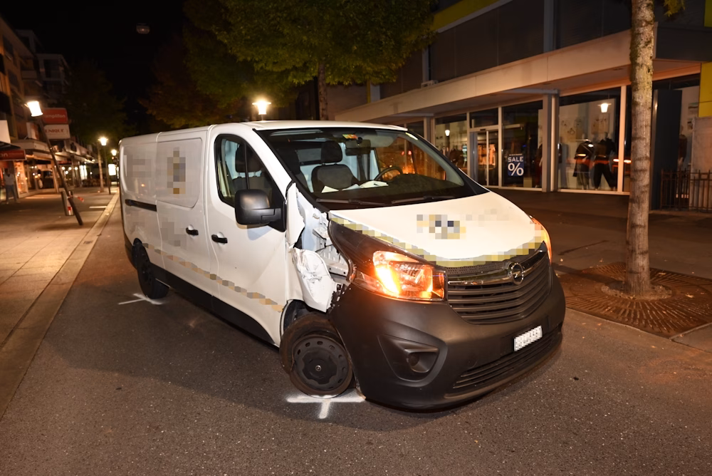 Lieferwagen-Unfall in Buchs: 35-Jähriger prallt gegen Straßenlaterne!