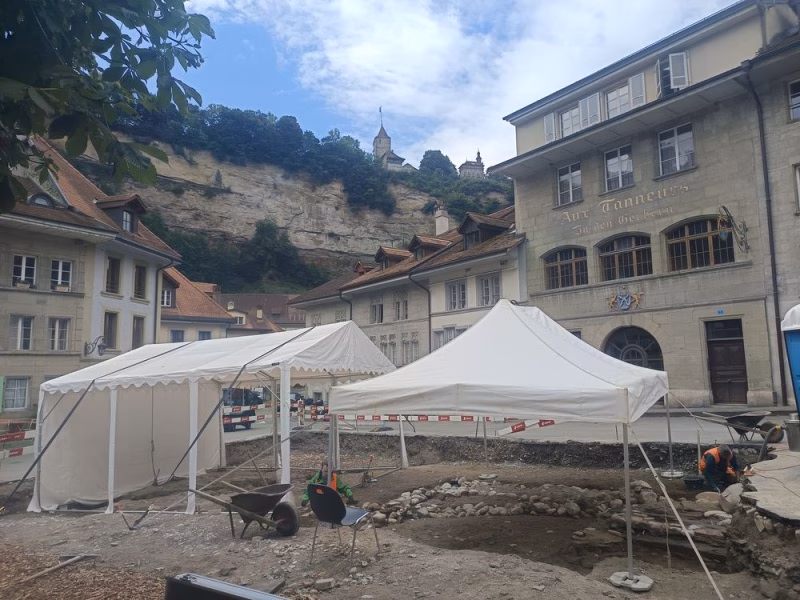 Mittelalterliche Kapelle entdeckt: Geheimnisse am Klein-Sankt-Johann-Platz!