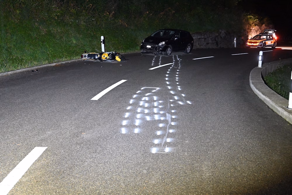 Motorradfahrer (16) bei schwerem Unfall in Mühlrüti verletzt!
