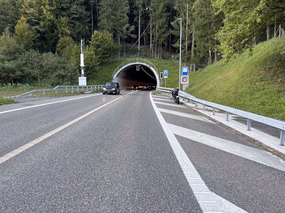Motorradunfall auf A15: 72-Jähriger schwer verletzt!