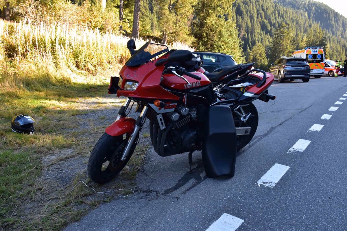 Motorradunfall in Klosters: Fahrer leicht verletzt beim Abbiegen!