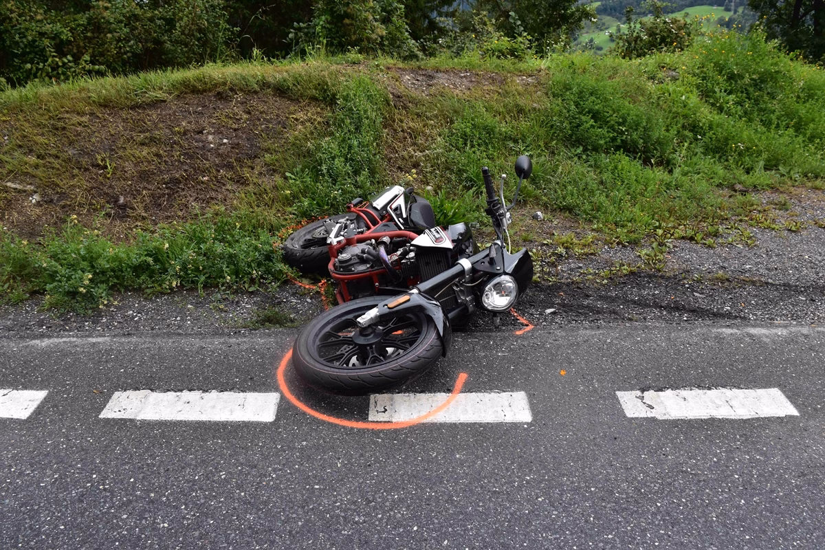 Motorradunfall in Laax: 21-Jähriger verletzt, Rettung im Einsatz!