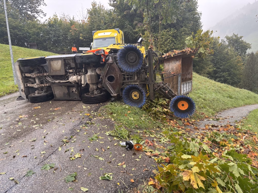 Schock bei Lichtensteig: Kehrmaschine kippt nach Unfall um!