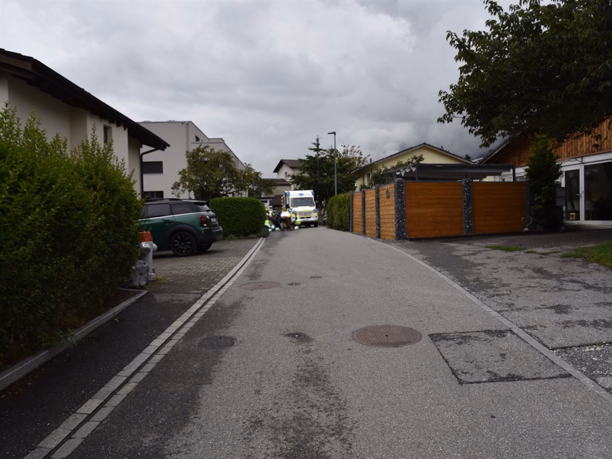 Schock in Trimmis: 8-Jähriger nach Kollision mit Auto im Spital!