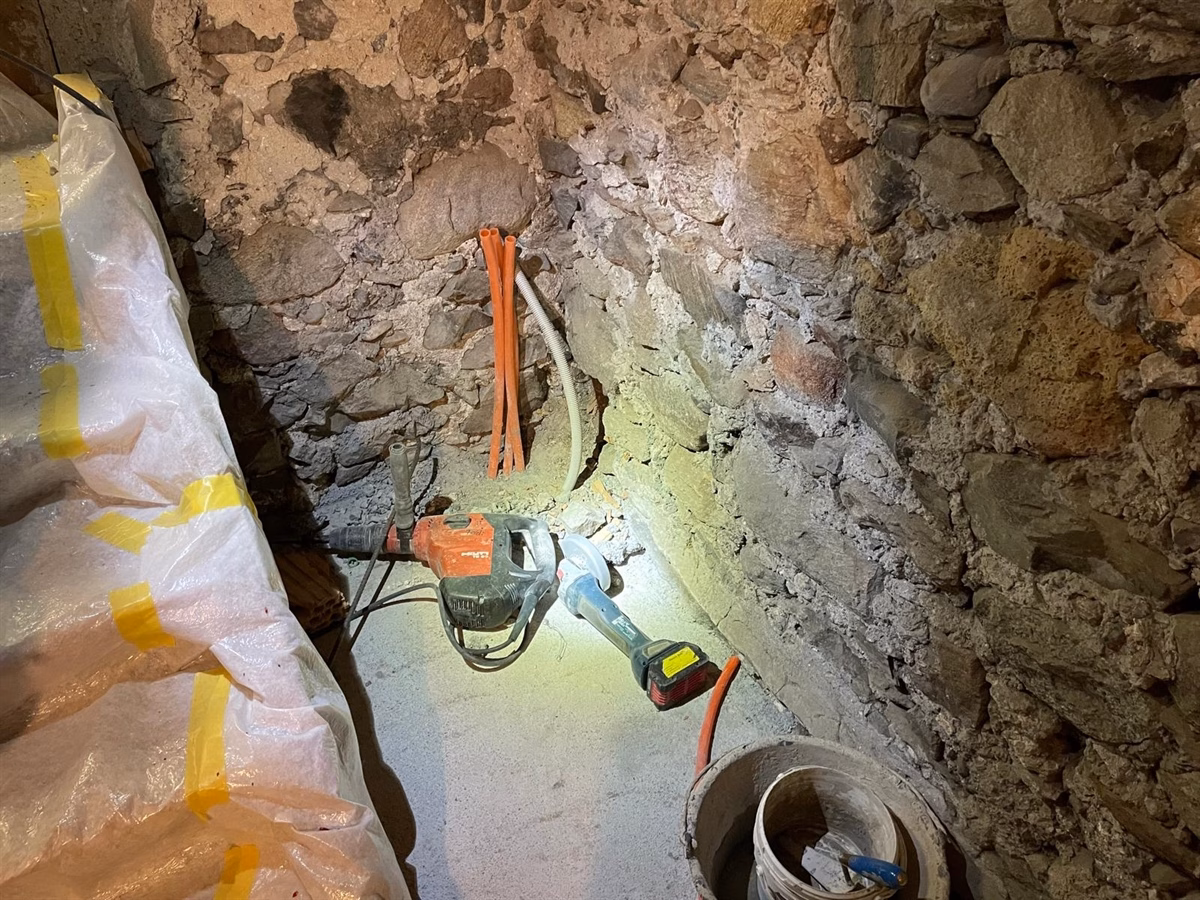 Schwerer Arbeitsunfall in Zernez: Elektriker verletzt Handgelenk!