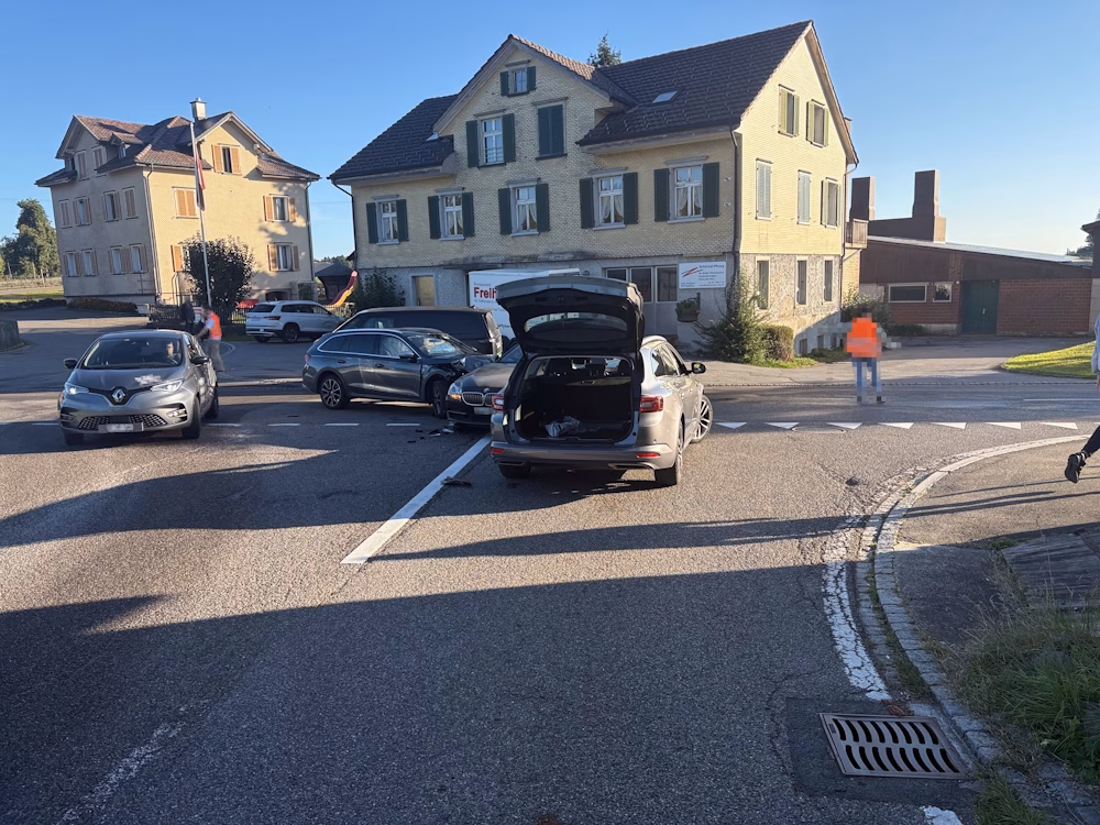 Schwerer Unfall auf St.Gallerstrasse: Drei Autos und ein Verletzter!