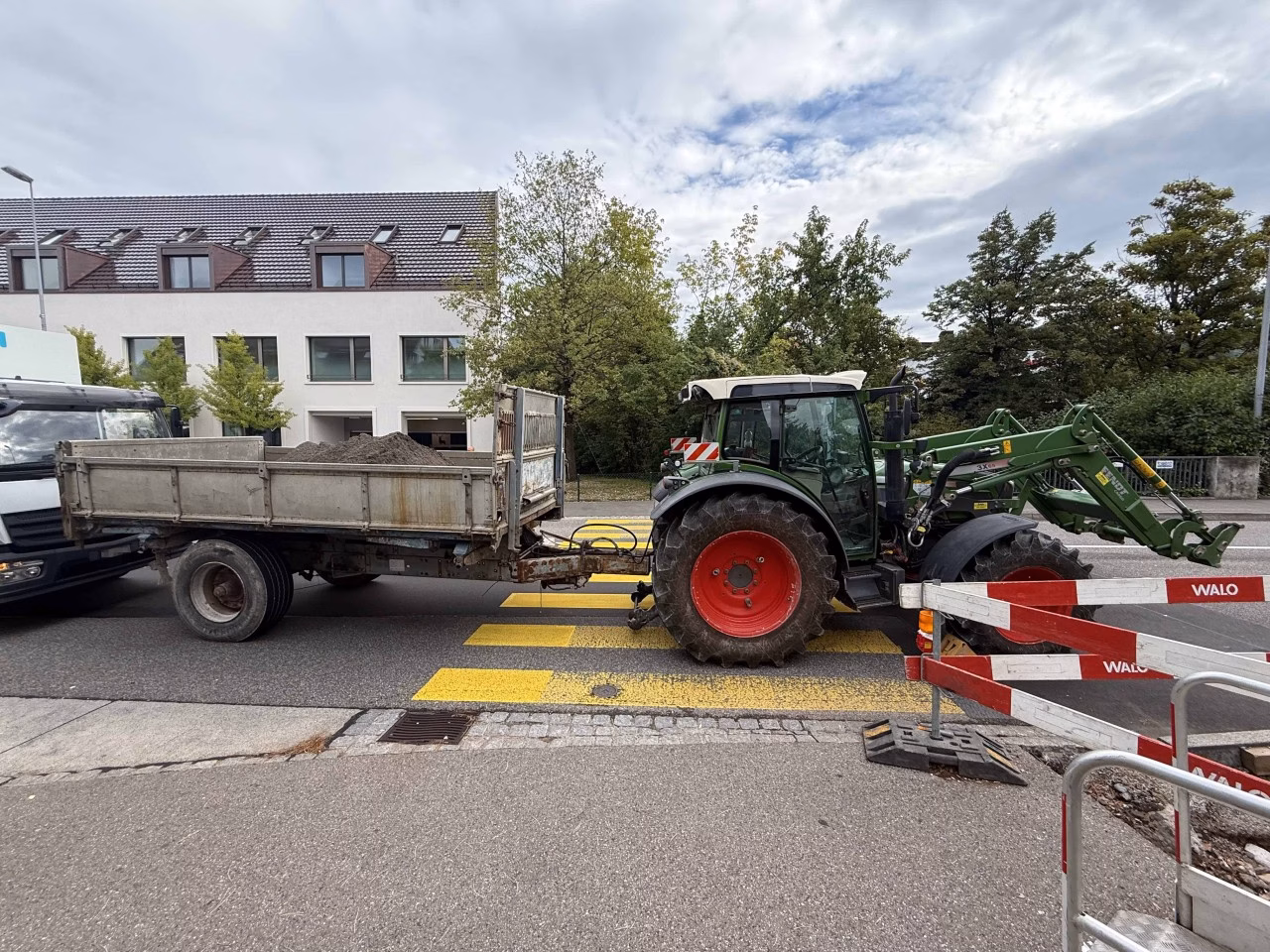 Traktor erfasst Fußgänger: Schock-Unfall in Frick fordert Todesopfer