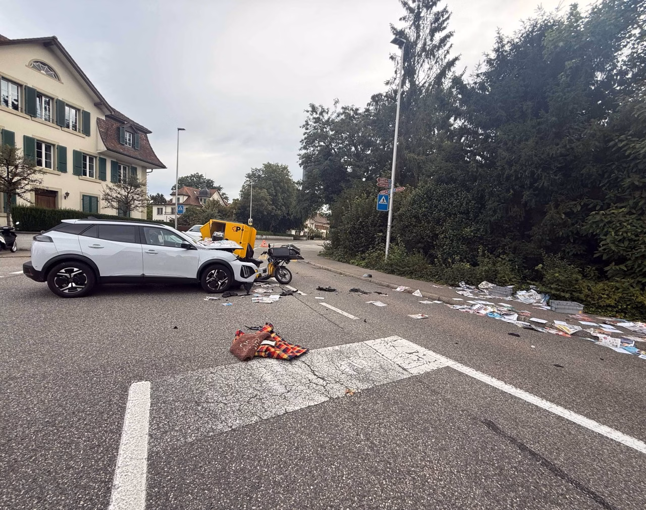 Unfall in Zofingen: Postfahrerin verletzt, Autofahrerin verzeigt!