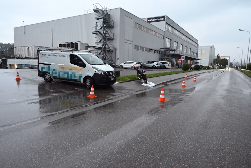 Verkehrsunfall auf Industriestraße: Motorradfahrer stürzt bei Kollision