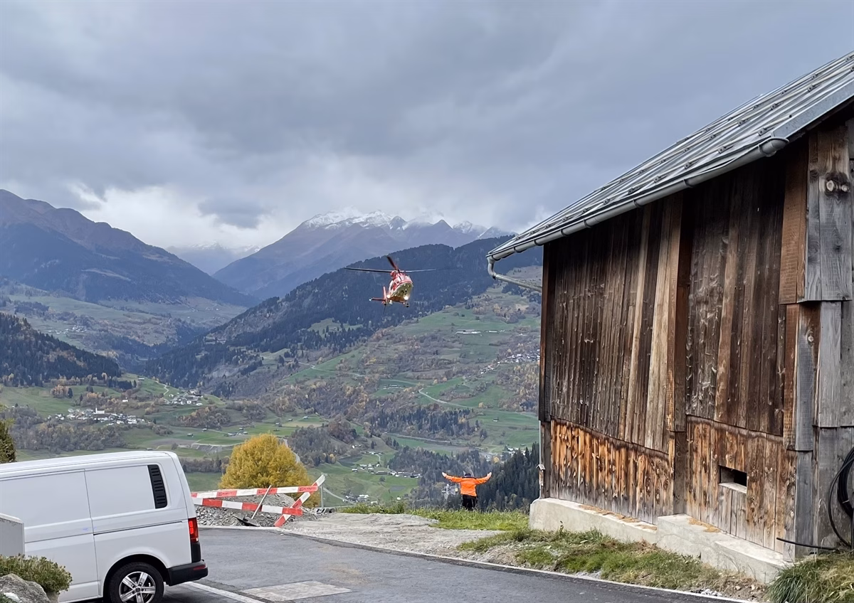 Arbeiter stürzt bei Bauarbeiten in Falera: Rettung im Einsatz!