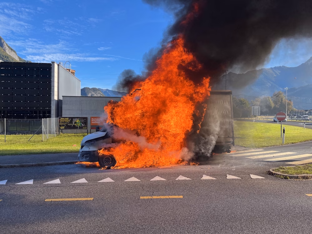 Auto in Flammen auf A3: Feuerwehr rettet Situation vor Schlimmerem!