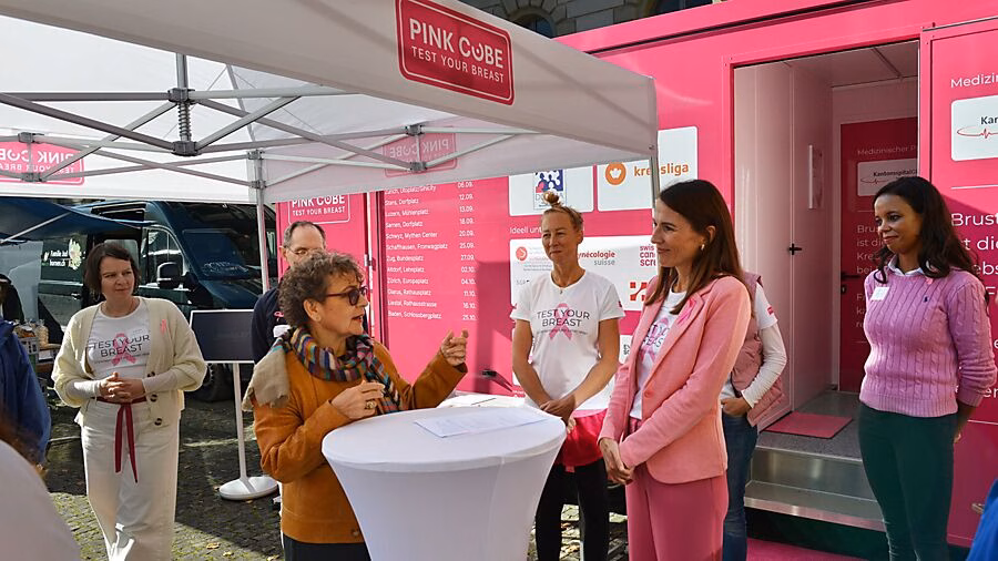 Brustkrebsvorsorge: Kostenloser Beratungstag auf dem Rathausplatz Glarus!