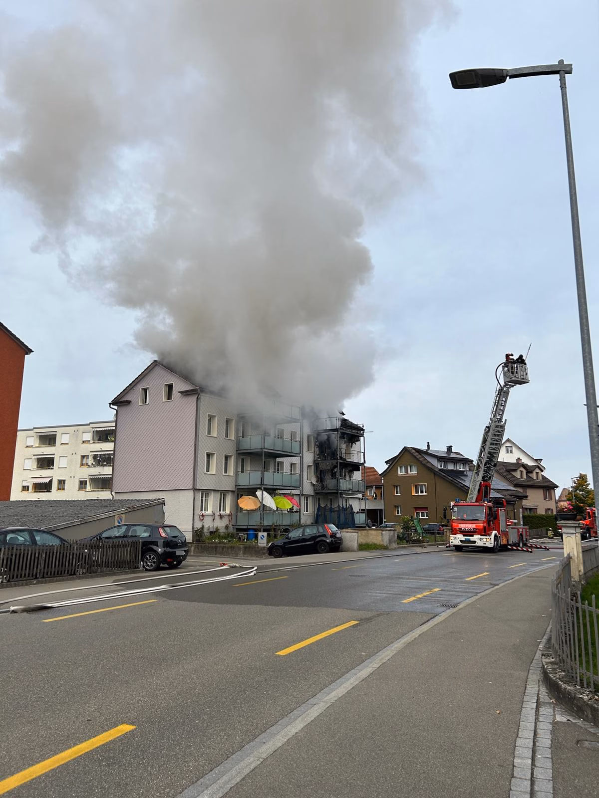 Drama in Arbon: Brand weckt Bewohner im Mehrfamilienhaus!