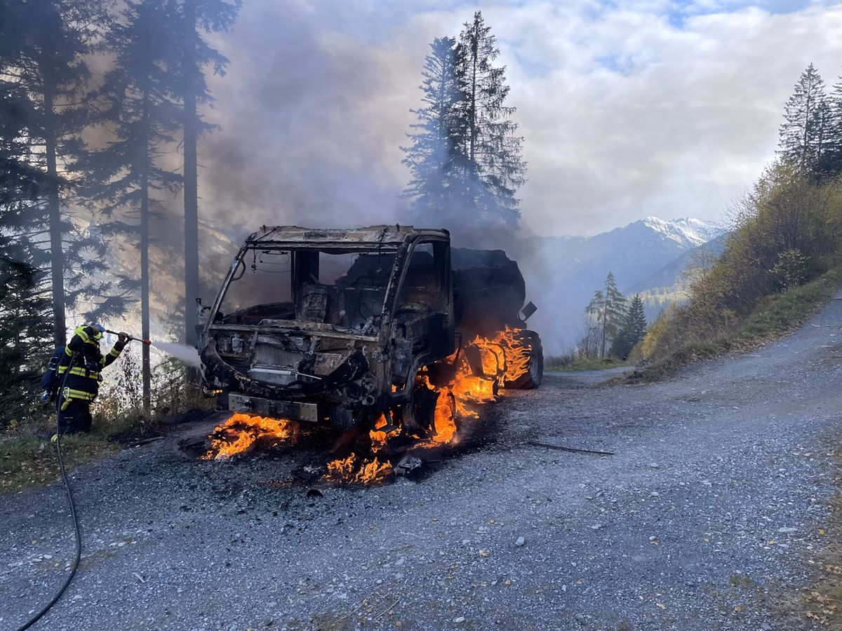 Drama in Domat: Landwirtschaftliches Fahrzeug in Flammen aufgegangen!
