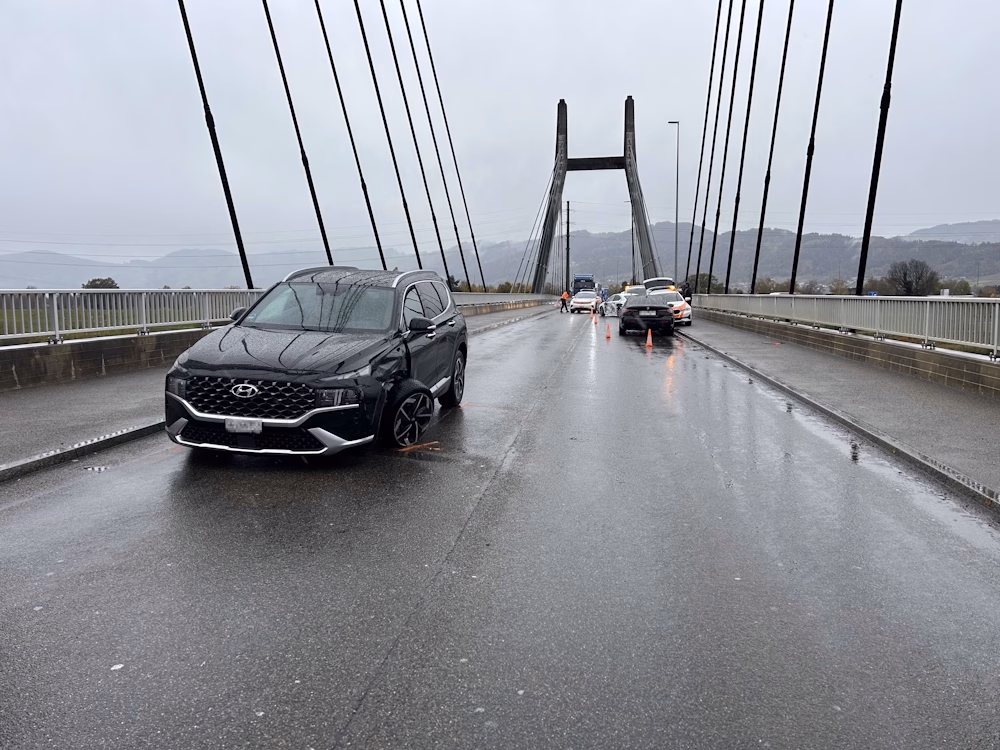 Drei-Auto-Crash in Diepoldsau: Frau leicht verletzt, Stau auf Rheinbrücke!